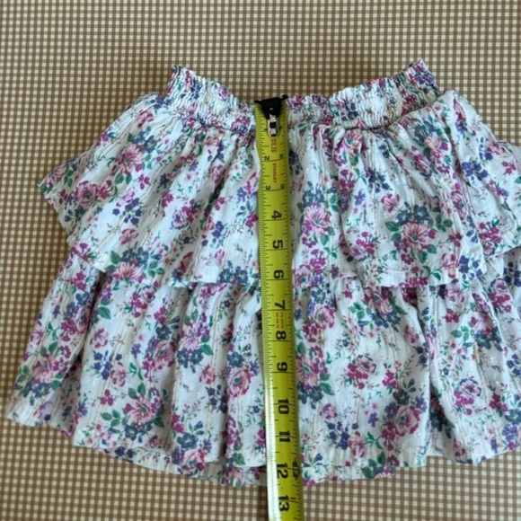 Floral ruffles skirt with built in shorts. Girl size 7 - Picture 11 of 12